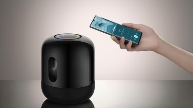 <b>Huawei ar lansa o nouă boxă inteligentă din seria Sound în colaborare cu DEVIALET; Iată ce știm despre ea</b>La sfârșitul anului 2019 Huawei lansa prima sa boxă audio smart - Sound X în cadrul conferinței MatePad. Boxa avea o formă cilindrică, iar acustica era asigurată de Devialet. Anul trecut ne-am fi așteptat la un upgrade pentru aceasta sub forma Sound X Pro