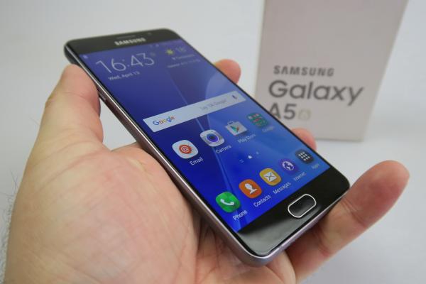 Samsung Galaxy A5 (2016) unboxing: extra sticlă pentru un model midrange promiţător (Video)
