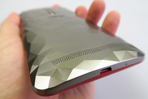 ASUS ZenFone 2 Deluxe Special Edition: Multimedia pe bază de sunet care "rage" tare în difuzoare