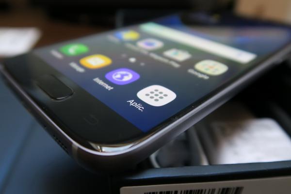Samsung Galaxy S7 unboxing: întoarcerea flagship-ului din sticlă (Video)