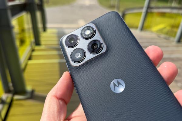 Motorola edge 70 Fusion: Design elegant, curburi sculptate pentru mâna ta și nuanțe Pantone cu texturi de nailon