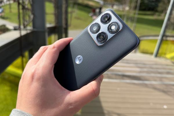 Motorola edge 70 Fusion: Camera ușor îmbunătățită, cu certificări Pantone pentru nuanțe naturale, descurcăreață la closeup, bokeh și macro