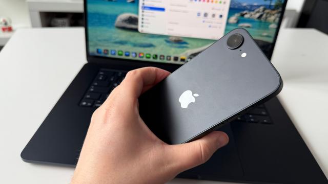 <b>Apple iPhone 17e: Pachet hardware cu procesor A19, dublu stocare față de 16e, MagSafe</b>Doar privind asupra lui iPhone 17e ai zice că e 1:1 cu iPhone 16e, doar că upgrade-uri există și cel mai notabil este clar procesorul. De la un Apple 18 pe 3nm (2x 4.04 GHz + 4x 2.20 GHz) trecem la un Apple A19 tot pe 3nm, dar acum cu 2x 