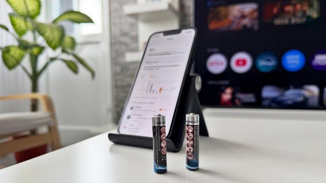 <b>Apple iPhone 17e: Baterie care profită de eficiența lui A19, câștigă 2 ore extra de playback video, are MagSafe</b>În corpul compact al lui iPhone 17e era greu să vedem un upgrade de baterie, astfel că rămânem la aceeași 4005 mAh, noutatea principală fiind suportul pentru încărcare wireless magnetică MagSafe la 15W. Pe fir alimentarea 