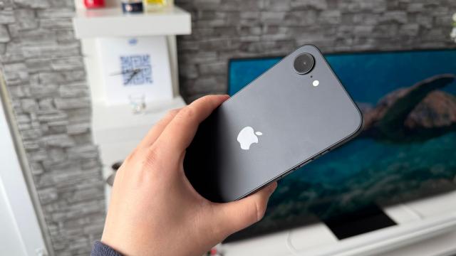<b>Apple iPhone 17e: Camera cea singuratică din spate nu e rea deloc, prinde multe detalii, culori și are un bokeh neașteptat de bun</b>Camera din spatele lui iPhone 17e rămâne aceeași ca la predecesor, o unitate de 48 mpx, cu senzor mic de 1/2.55", 26mm focală, PDAF, OIS, deschidere a diafragmei f/1.6 și pixeli de 0.7 microni. Are bliț dual-tone, HDR