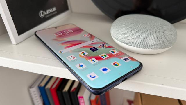 <b>Motorola edge 70 Fusion: Display care onorează denumirea "edge", curbat, mai mare și 144Hz</b>Pare că Motorola a rămas singura companie de pe piața smartphone care mai împinge în față display-urile curbate și astfel ține cu dinții de numele “Edge” la care rivali precum Samsung au renunțat cu mult timp în urmă