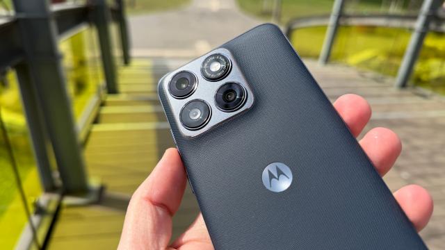 <b>Motorola edge 70 Fusion: Design elegant, curburi sculptate pentru mâna ta și nuanțe Pantone cu texturi de nailon</b>Motorola nu renunță încă la ceea ce înseamnă la origini seria Edge, astfel că pe edge 70 Fusion întâlnim un ecran curbat care face telefonul elegant și premium totodată. Îl simt foarte familiar predecesorului, doar că o idee mai mare, având 