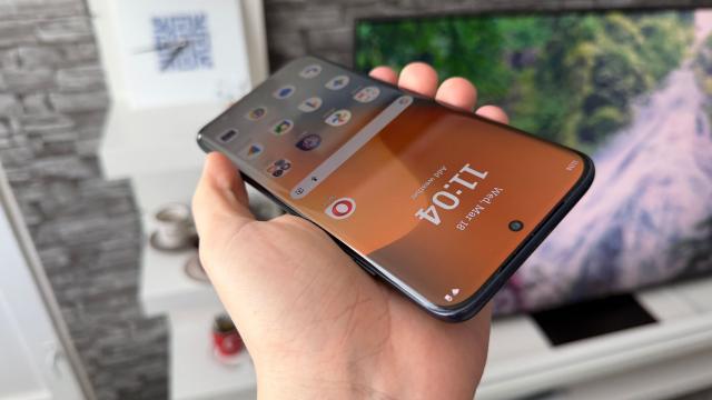 <b>Motorola edge 70 Fusion: Hardware cu schimbări la nivel de baterie, ecran și chiar și procesor</b>La nivel de dotări prima schimbare pe care am remarcat-o a fost trecerea de la MediaTek la Snapdragon. Predecesorul venea cu Dimensity 7300 pe 4nm, iar acum pe edge 70 Fusion întâlnim un Snapdragon 7s Gen3 (4nm) cu 1x nucleu 