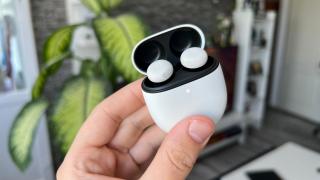 Google adaugă cinci funcții pe Pixel Buds, însă unele cer telefon și ceas Pixel