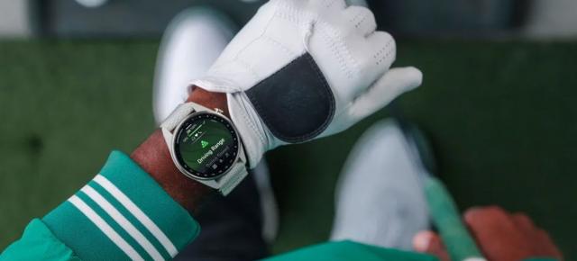 Joci golf? Garmin Approach S72 debutează cu ecran AMOLED, ramă din titan și analiză a mișcărilor de golf