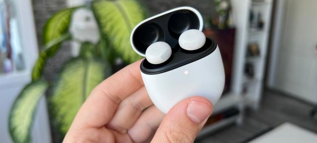 Google adaugă cinci funcții pe Pixel Buds, însă unele cer telefon și ceas Pixel