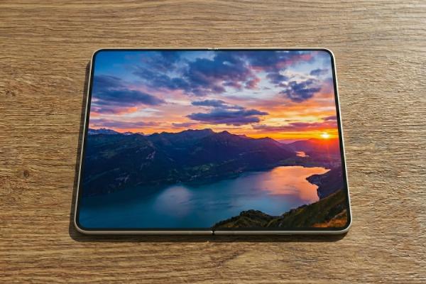 Primele imagini realiste cu iPhone Fold