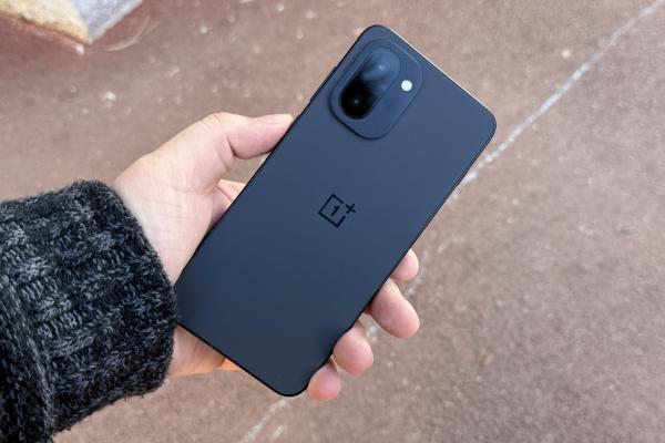 OnePlus 15R: Camera redă culori echilibrate, texturi vizibile și portrete corecte