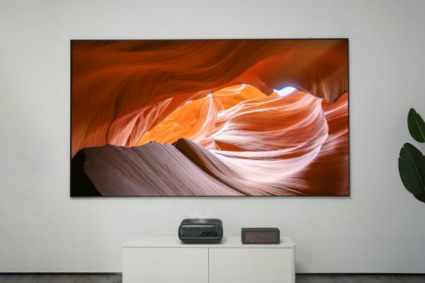 CES 2026: O2S Ultra proiectează 4K de la doar 16 cm de perete; JMGO aduce cel mai mic laser TV din lume la CES 2026
