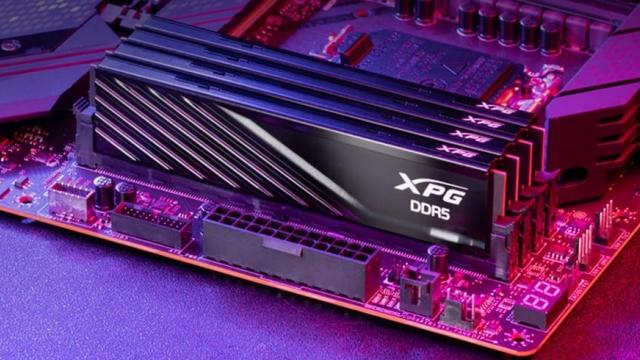 <b>Prețurile memoriei RAM ar putea scădea în 6 luni; Managerul PR Sapphire sugerează că panica actuală nu e justificată</b>Prețurile memoriei DDR5 (și chiar DDR4) au crescut semnificativ în ultimele săptămâni, lucru care a pus pe jar comunitatea de gameri și pasionați de PC-uri. Potrivit lui Edward Crisler, manager PR la Sapphire, e posibil ca situația să nu fie chiar atât