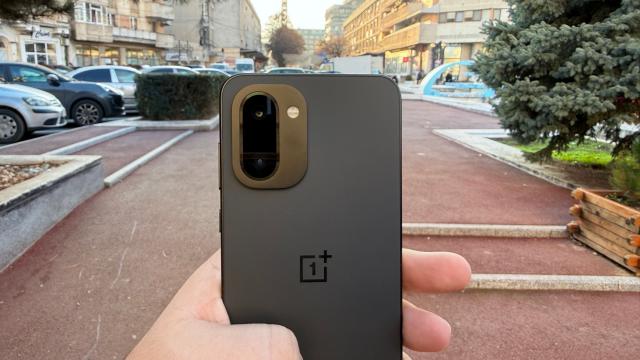 <b>OnePlus 15R: Hardware propulsat de cel mai nou procesor Qualcomm, cu 12 GB RAM și 256 GB de stocare rapidă</b>Chiar dacă vorbim despre un model clasat puțin mai jos față de OnePlus 15, varianta 15R iese în evidență prin faptul că are sub capotă cel mai nou procesor Qualcomm. E chiar primul telefon din lume cu procesor Snapdragon 8 Gen 5 în interior