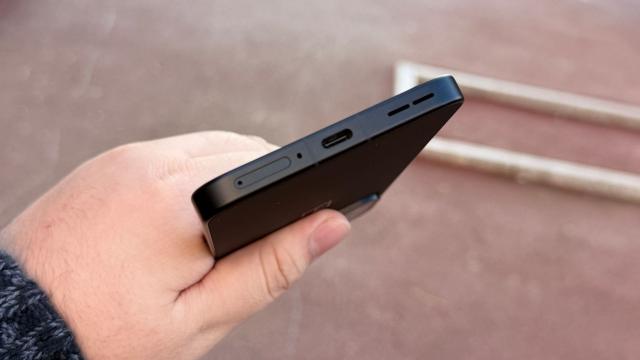 <b>OnePlus 15R: Conectivitate completă, fără minusuri reale</b>OnePlus 15R stă foarte bine la capitolul conectivitate și nu dă senzația unui model „castrat” față de vârful de gamă OnePlus 15. Avem suport pentru 5G, iar pe partea de rețele wireless întâlnim Wi-Fi 7 (802.11 a/b/g/n/ac/6/7), dual-band, suficient pentru 