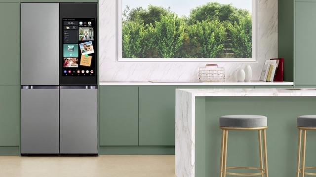 <b>Frigiderele Bespoke AI de la Samsung primesc Gemini; Ele vor ști ce ai, ce-ți lipsește și ce poți găti</b>Samsung a anunțat că aduce Google Gemini în frigiderele din seria Bespoke AI, potrivit SamMobile. Modelele noi – inclusiv cele cu ecran tactil de 9 inci, camere interne și funcții Family Hub – vor avea acces la chatbotul AI de la Google, pe lângă Bixby