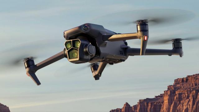 <b>SUA interzice dronele DJI; Ce consecinţe sunt? </b>Dronele produse de companii chineze nu mai au, practic, ce căuta pe piața americană, conform unei decizii a autorităților guvernamentale. Federal Communications Commission a adoptat o măsură care interzice certificarea