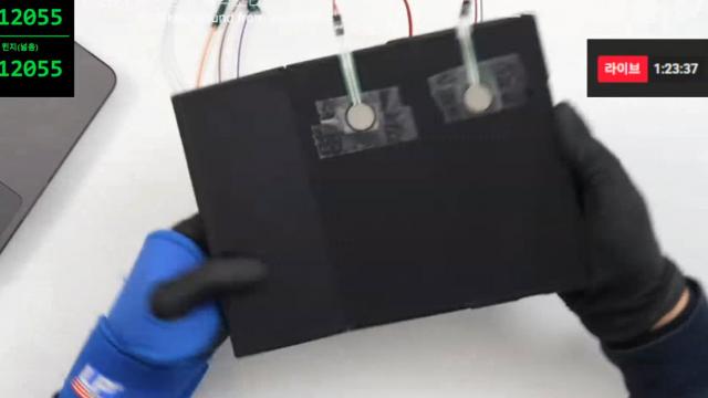 <b>La câte plieri rezistă triplu pliabilul Samsung? Cineva l-a testat în faţa camerei</b>Din ce îmi amintesc pragul ideal pentru telefoanele pliabile când vine vorba de numărul de îndoiri la care cedează era undeva pe la 500.000 sau chiar un milion. Parcă şi OnePlus Open se laudă cu aşa ceva... Ei bine în cazul triplu pliabilului Samsung