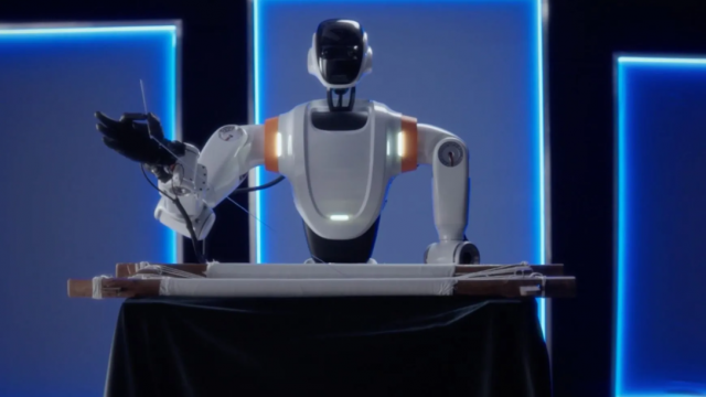 <b>CES 2026: LG va prezenta un robot umanoid care îţi face treburile prin casă (video)</b>Odată cu robotul Neo, care s-a viralizat prin toamna, a devenit ceva normal să ai robot umanoid în casă. Neo costă 20.000 de euro şi poate face toate treburile prin gospodărie. Ţine şi companie. Ei bine LG vrea să dea replica la CES 2026, prin robotul