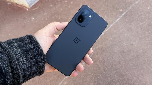 <b>OnePlus 15R: Camera redă culori echilibrate, texturi vizibile și portrete corecte</b>Camera OnePlus 15R este construită în jurul unui senzor principal Sony IMX906 de 50 MP, cu stabilizare optică (OIS), autofocus și diafragmă f/1.8. E optimizat pentru captarea unui nivel ridicat de detaliu și, conform producătorului, oferă performanța bună