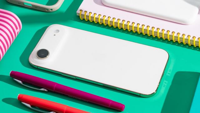 <b>Turul Magazinelor #1555: Reducere la laptop cu ecran OLED, iPhone Air s-a ieftinit, boxă portabilă de party accesibilă</b>Posibil ultimul Tur al Magazinelor din acest an va aduce oferte bune, cu siguranţă, mai ales dacă v-aţi abţinut să cumpăraţi iPhone Air până acum. Sau dacă vreţi o boxă portabilă de party şi să vă decoraţi casa cu o bandă LED la preţ OK