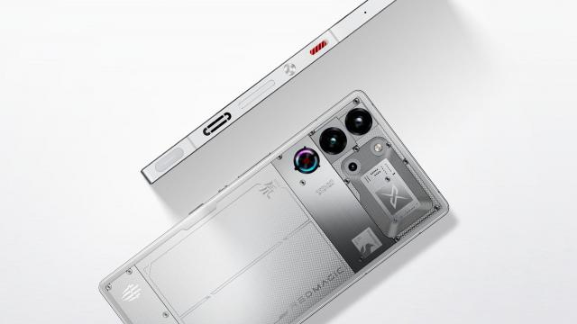 <b>Top AnTuTu decembrie 2025: Flagship-urile sar de 4 milioane de puncte, MediaTek domină segmentul midrange</b>AnTuTu a publicat clasamentele pe luna decembrie 2025 la începutul acestui an. Rezultatele sunt spectaculoase mai ales în zona flagship, unde scorurile trec binișor de 4 milioane de puncte. Snapdragon 8 Elite Gen 5 pare să fie vedeta ajunsă la maturitate