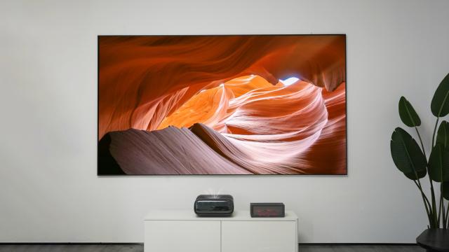 <b>CES 2026: O2S Ultra proiectează 4K de la doar 16 cm de perete; JMGO aduce cel mai mic laser TV din lume la CES 2026</b>JMGO e un brand activ pe piața chineză din 2011, cunoscut pentru proiectoarele sale cu tehnologie laser tri-color, specificații competitive și design minimalist. Deși nu are încă notorietatea marilor producători de electronice, și-a câștigat un loc în zon