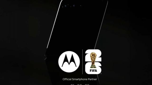 <b>Motorola continuă teaserele pentru ediţia specială de telefon RAZR pentru Cupa Mondială</b>Am văzut deja o scăpare cu randări pentru modul cum va arăta telefonul special pregătit de Motorola pentru Cupa Mondială din acest an, iar acum avem teasere şi detalii în plus.
