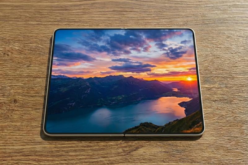 Primele imagini realiste cu iPhone Fold: G85pJfpboAAKUss.jpg