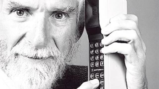 <b>Ştiaţi că? Primele telefoane Motorola DynaTAC se încărcau în 10 ore şi ofereau doar 30 de minute de convorbiri</b>Motorola este compania care a inventat telefonul mobil, lucru binecunoscut, dar nu s-a oprit aici, realiz&acirc;nd o &icirc;ntreagă serie derivată din primul model. După prototipul DynaTAC din 1973 a urmat seria DynaTAC, disponibilă comercial...