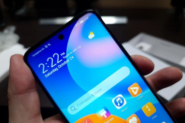 Huawei P Smart 2021: Display mare, culori calibrate realist