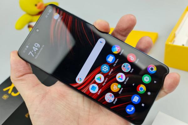 POCO X3 NFC: Design uşor de identificat, DSLR-ul întâlneşte maşina de curse