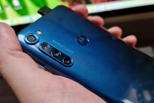 Motorola One Fusion+: Design tipic Moto One, husa îi creşte aderența