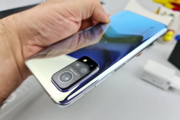 Xiaomi Mi 10T Pro 5G: Design "ciclop" care îi oferă personalitate, identitate