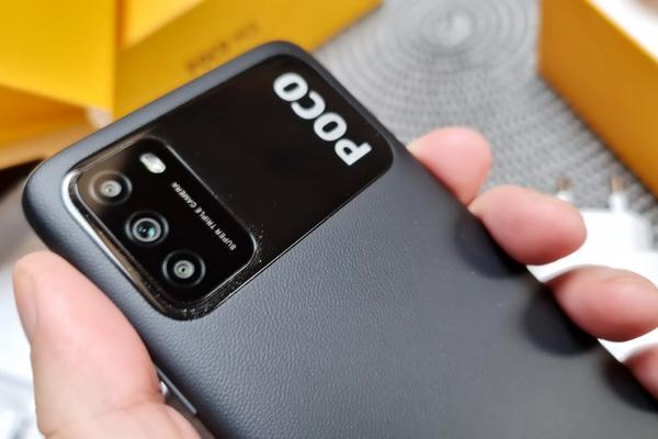 POCO M3 Unboxing: battery phone cu spate uşor de recunoscut, preț excelent