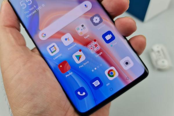 Oppo Reno4 Pro 5G: Display foarte luminos, viu colorat, satisfăcător