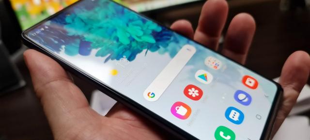 Samsung aduce Android 11 + One UI 3.0 și pe smartphone-ul Galaxy S20 FE; Update-ul se distribuie acum