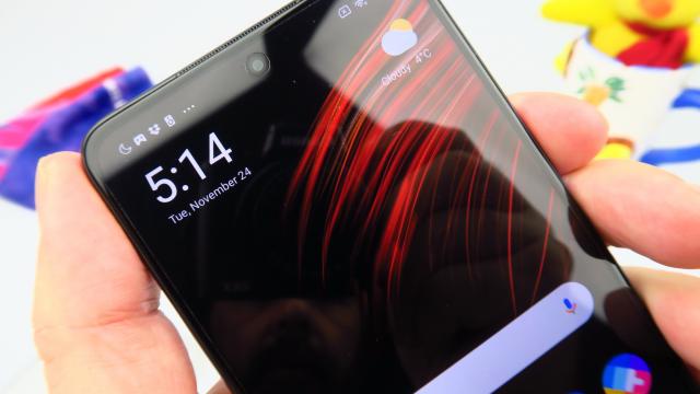 <b>POCO X3 NFC: Hardware excelent la banii plătiţi</b>POCO X3 NFC a ridicat multe sprâncene, când s-a aflat că e cel mai ieftin telefon cu refresh rate de 120 Hz. Terminalul aduce şi un procesor nou, Snapdragon 732G, o versiune derivată din Snapdragon 730G de fapt. Dispune de un panou de 6.67 inch, IPS LCD