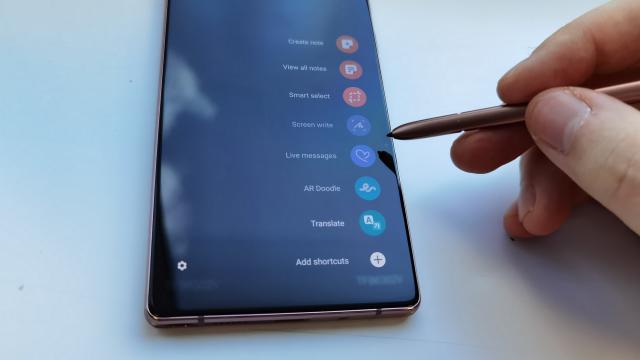 <b>Samsung spune că nu va renunța la seria Galaxy Note și confirmă sosirea lui S-Pen pe alte dispozitive din portofoliu</b>Acum că cei de la Samsung au confirmat pe cale oficială faptul că Galaxy S21 Ultra va oferi suport pentru interacțiunea cu stylus-ul S-Pen, publicul a început să se întrebe dacă nu cumva compania sud-coreeană