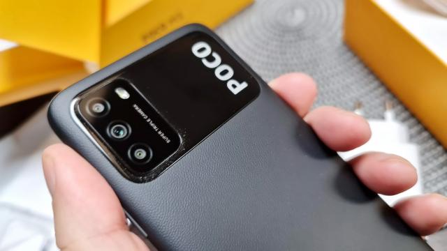 <b>POCO M3 Unboxing: battery phone cu spate uşor de recunoscut, preț excelent</b>De la distanţă părea să fie ca o Fata Morgana, mă gândeam "wow, s-a întors Lumia 1020"?. De fapt este POCO M3, unul dintre telefoanele de buget surprinzătoare pe final de an 2020. S-a poziţionat 