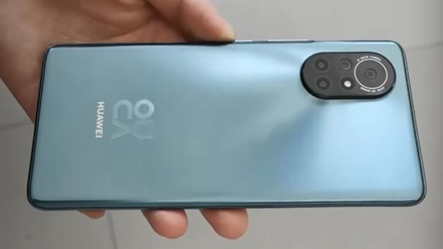 <b>Huawei Nova 8 mai bifează un leak înainte de lansare; Noi randări și un hands-on video ajung online</b>Cu doar câteva zile înainte de lansarea programată pe data de 23 decembrie iată că smartphone-ul Huawei Nova 8 mai bifează un leak. După ce anterior am văzut telefonul într-un poster oficial și într-o serie 