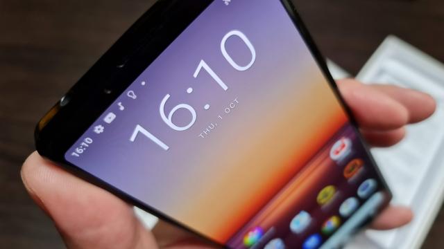 <b>Sony a început distribuirea lui Android 11 pe telefonul Xperia 1 II</b>Chiar în primele zile ale lunii decembrie cei de la Sony prezentau un roadmap oficial de actualizare a telefoanelor din portofoliu la Android 11, release care de câteva zile a început a fi distribuit pe Xperia 1 II