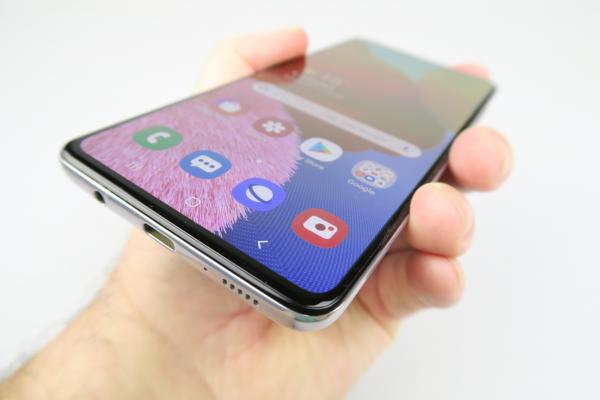 Samsung Galaxy A51: Acustică cu volum puternic la jocuri, OK la muzică