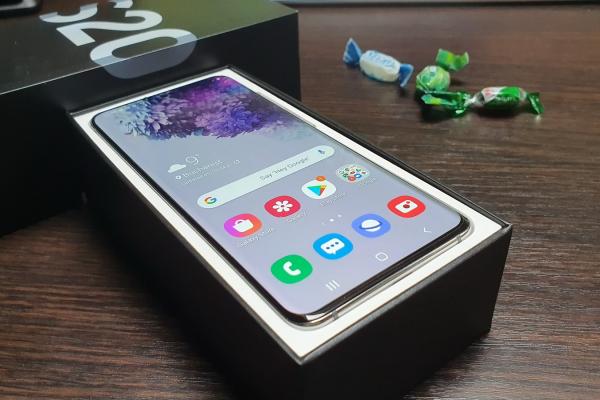 Samsung Galaxy S20: Design mignon, compact, din materiale premium