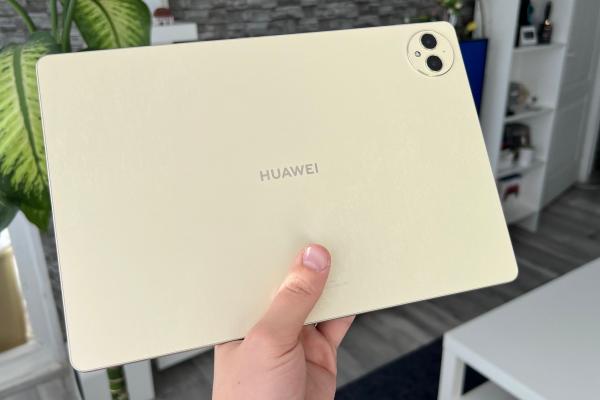 HUAWEI MatePad Pro 12.2 PaperMatte: În sfârșit o tabletă cu design care fură priviri, mai ales pe varianta aurie 
