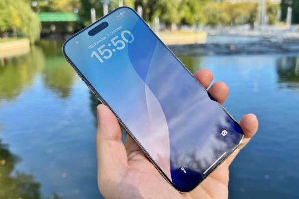 Apple iPhone 16 Pro Max: Display mai mare acum, luminos şi savuros