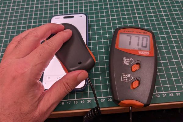Apple iPhone 16 - Luminozitate display și ecranul văzut la microscop