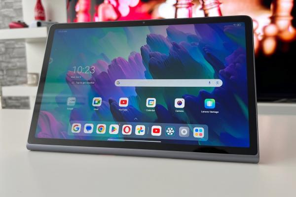 Lenovo Tab Plus: Display-ul este mare și suportă stylus, cu luminozitate OK la interior